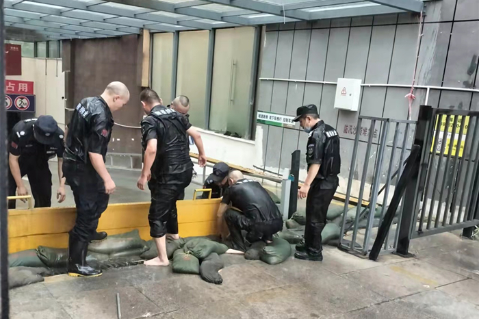 雨中堅(jiān)守護(hù)家園，筑牢汛期安全墻(圖9)