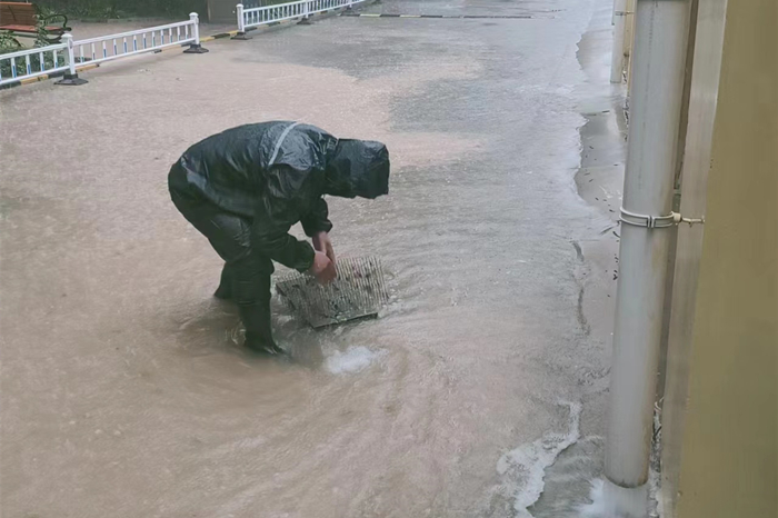 雨中堅(jiān)守護(hù)家園，筑牢汛期安全墻(圖11)