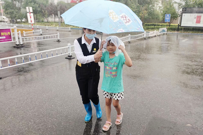 雨中堅(jiān)守護(hù)家園，筑牢汛期安全墻(圖13)