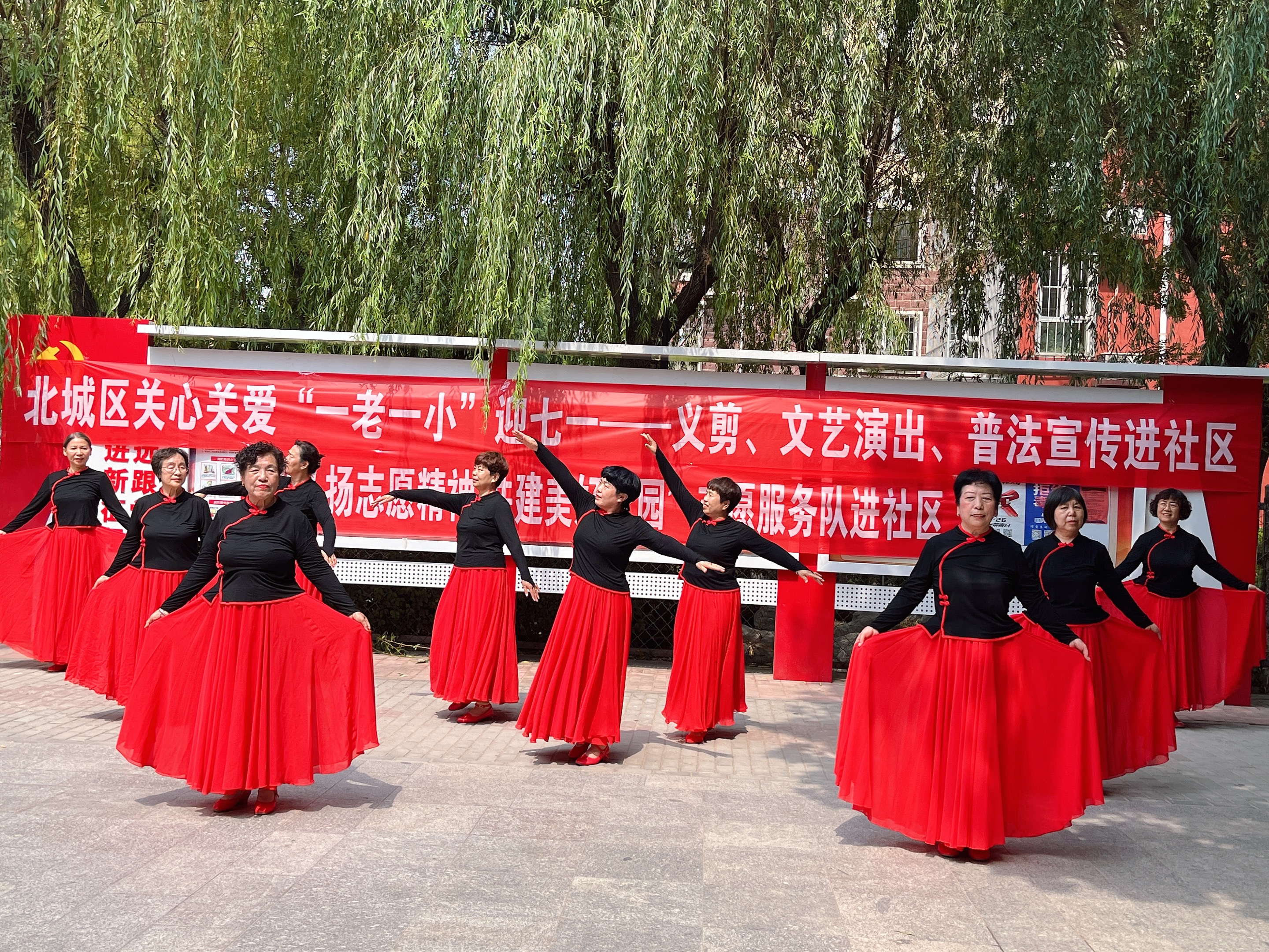 隆泰物業(yè)開展“七一”建黨節(jié)系列活動(圖1)